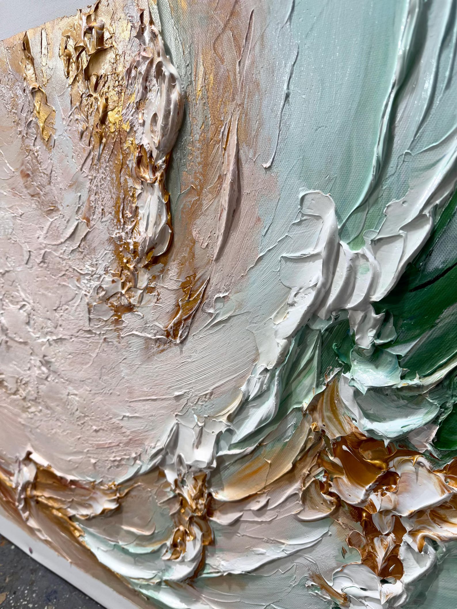 Textured Gilded Opulence | Emerald Glow