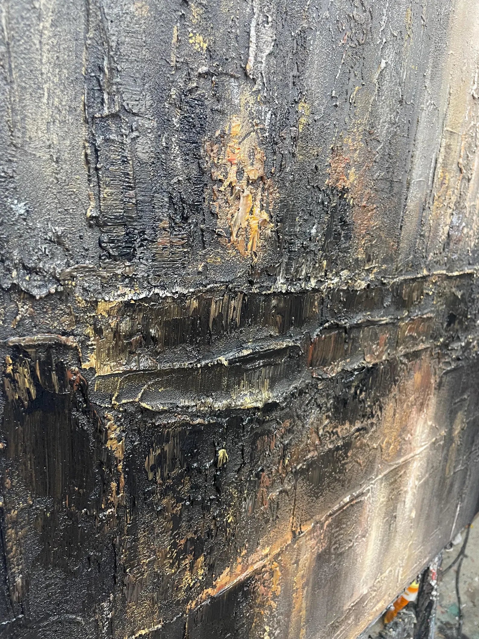 Textured Dark Grandeur | Gold Streaks